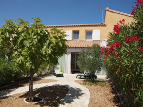 Belle villa 2 chambres terrasse sud parking privatif dans résidence sécurisée avec piscine commune 800 m de la mer LRCS61